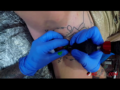 ❤️ Ekstreem tattooed hottie Sully Savage krige in tattoo op har klitoris ️❌ Kwaliteitsseks op fy.xlxxporno.ru ❌️